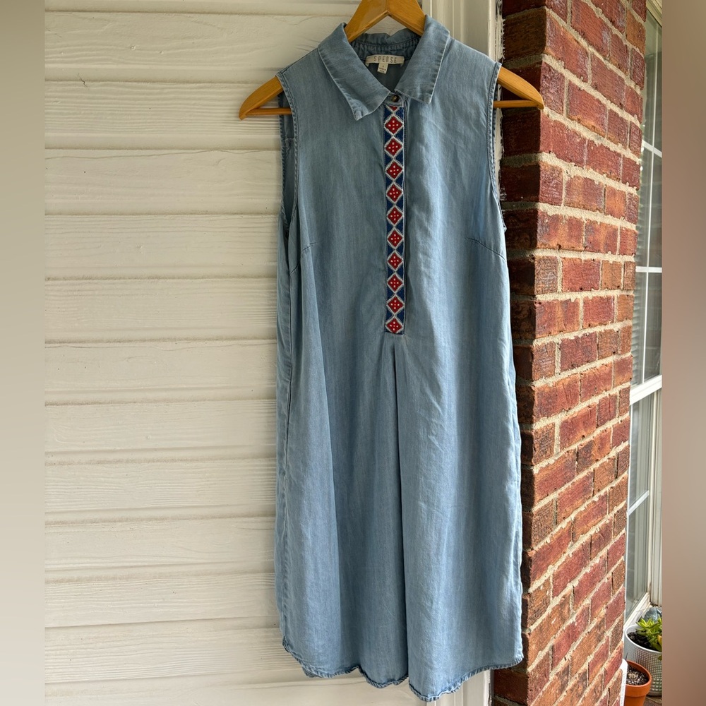 EUC size 6 spense sleeveless blue chambray dress with beautiful ❤️ & 💙 appliqué